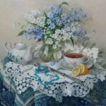 «Чайный уют с полевыми цветами: чайник, чашка и лимон на кружевной салфетке».