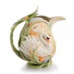 Фарфоровый кувшин с рельефным изображением лебедя от Franz Collection, серия Swan Lake.