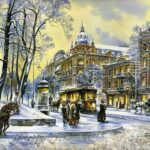 Зимний городской пейзаж начала XX века: заснеженная улица с экипажами, запряжёнными лошадьми, трамвай, прохожие в тёплой одежде, старинные здания с куполами и балконами, заснеженные деревья, мягкий свет заката.