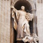 Мраморная статуя святого Игнатия Лойолы, основателя и первого генерала ордена иезуитов, расположенная в нише фасада или интерьера базилики Святого Петра в Ватикане.