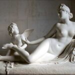 Мраморная скульптурная группа «Амур и Психея» Антонио Кановы, изображающая момент пробуждения Психеи от поцелуя Амура.