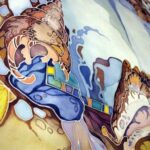фрагмент батика с морской тематикой — ракушки, волны и абстрактные элементы на шёлке.