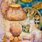 Натюрморт с лампой, кошкой и декоративным элементом: тёплая цветовая гамма, выразительные мазки, белая кошка сидит справа, лампа с коричневым абажуром в центре.