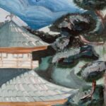 Японский пейзаж ночью: традиционный дом с черепичной крышей, заснеженные сосны, полная луна на небе, стая птиц в полёте.
